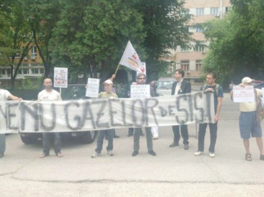 Protest împotriva gazelor de şist, la sediul APM. Fâcă a fugit de ecologişti!